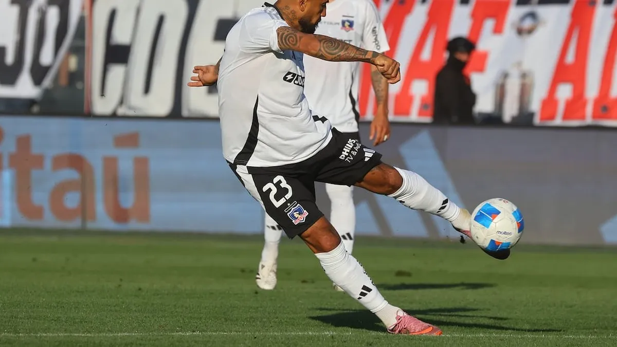 Colo Colo enfrenta tensiones internas por recortes en viáticos y ajustes económicos.