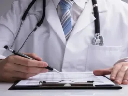 Corte confirma multa a médico por emitir licencia médica sin justificación.