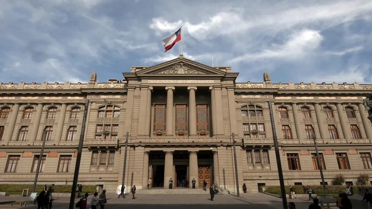 La Corte Suprema reafirma derechos laborales en despido de periodista por razones políticas.