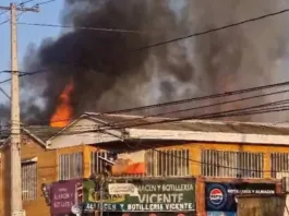 Incendio en Lo Prado afecta 10 casas; dos bomberas heridas y se investiga su origen.