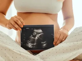 Mariana di Girolamo celebra su embarazo con una emotiva foto en redes sociales.