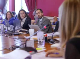 Ministro Grau asegura derechos a funcionarios con 5 años en el Senado tras despidos.