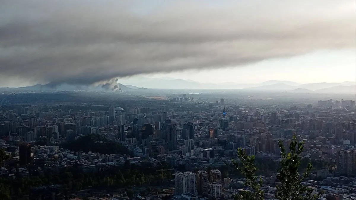 Incendios en San Bernardo: Bomberos luchan contra las llamas en ola de calor.