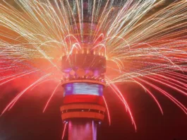 Descontento por el corto espectáculo de fuegos y drones en la Torre Entel.