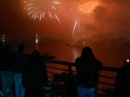 Valparaíso celebra el Año Nuevo con fuegos artificiales