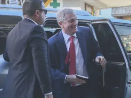 Arturo Squella resalta la renuncia de Kast como un acto de responsabilidad histórica.