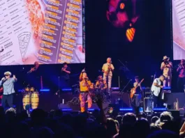 Los Auténticos Decadentes celebran 30 años de música en un vibrante concierto.