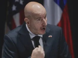 El embajador Judd alerta sobre el cable submarino chino y su impacto en la seguridad.