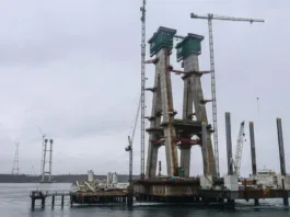 Estructura metálica cae en el puente sobre el Canal de Chacao