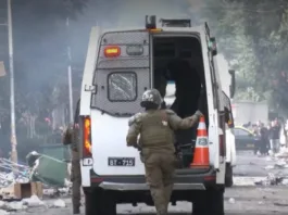 Enfrentamiento en Barrio Meiggs: Carabineros y vendedores ambulantes en choque.