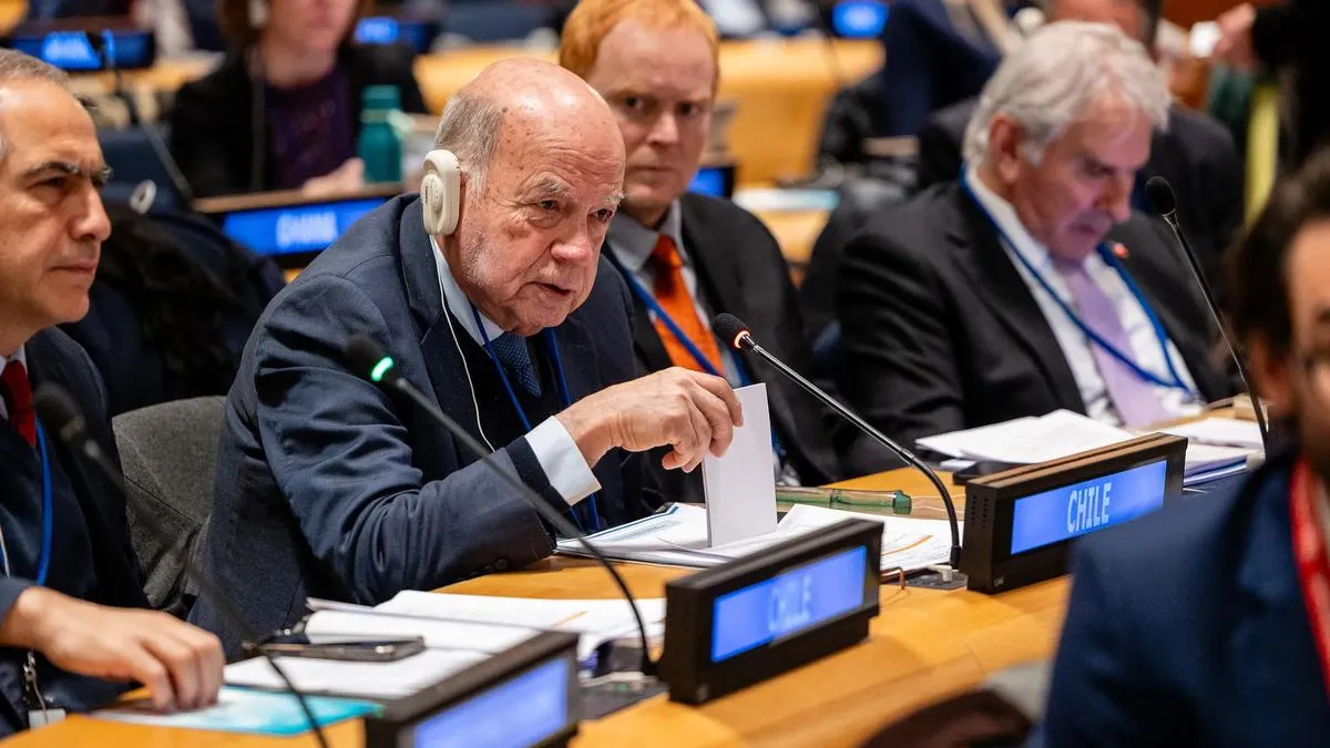 Senadores Chahuán e Insulza en la ONU discuten sostenibilidad y futuro legislativo.