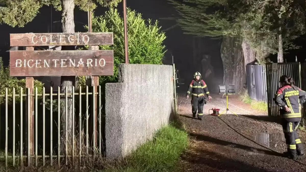 Incendio arrasa el Colegio Bicentenario de Alerce; cuatro detenidos y 100 bomberos en acción.