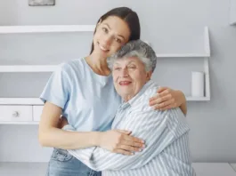 Apoyo económico mensual para cuidadores de adultos mayores no remunerados.