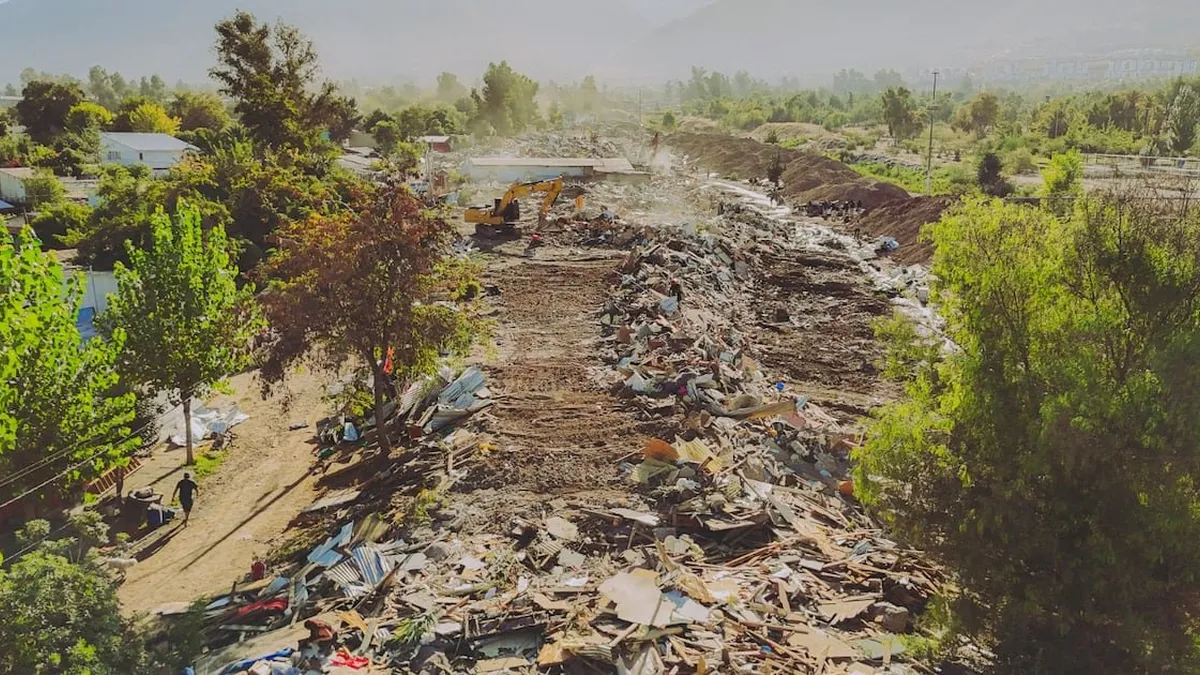 Desalojo en La Florida: 1.100 toneladas de escombros y 9 detenidos.