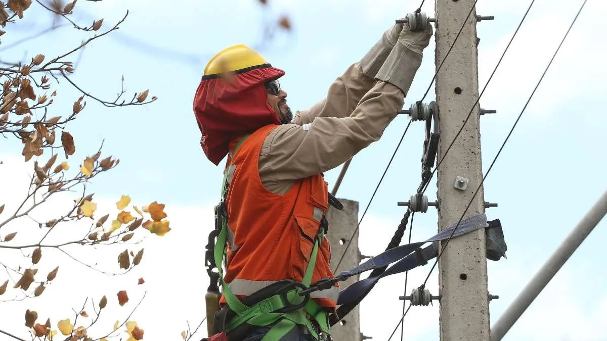 Enel informa sobre corte de luz programado en 8 comunas de la Región Metropolitana.