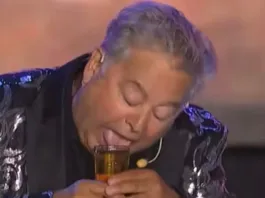 Ernesto Belloni defiende su humor tras controversia en el Vibra Fest de Parral.