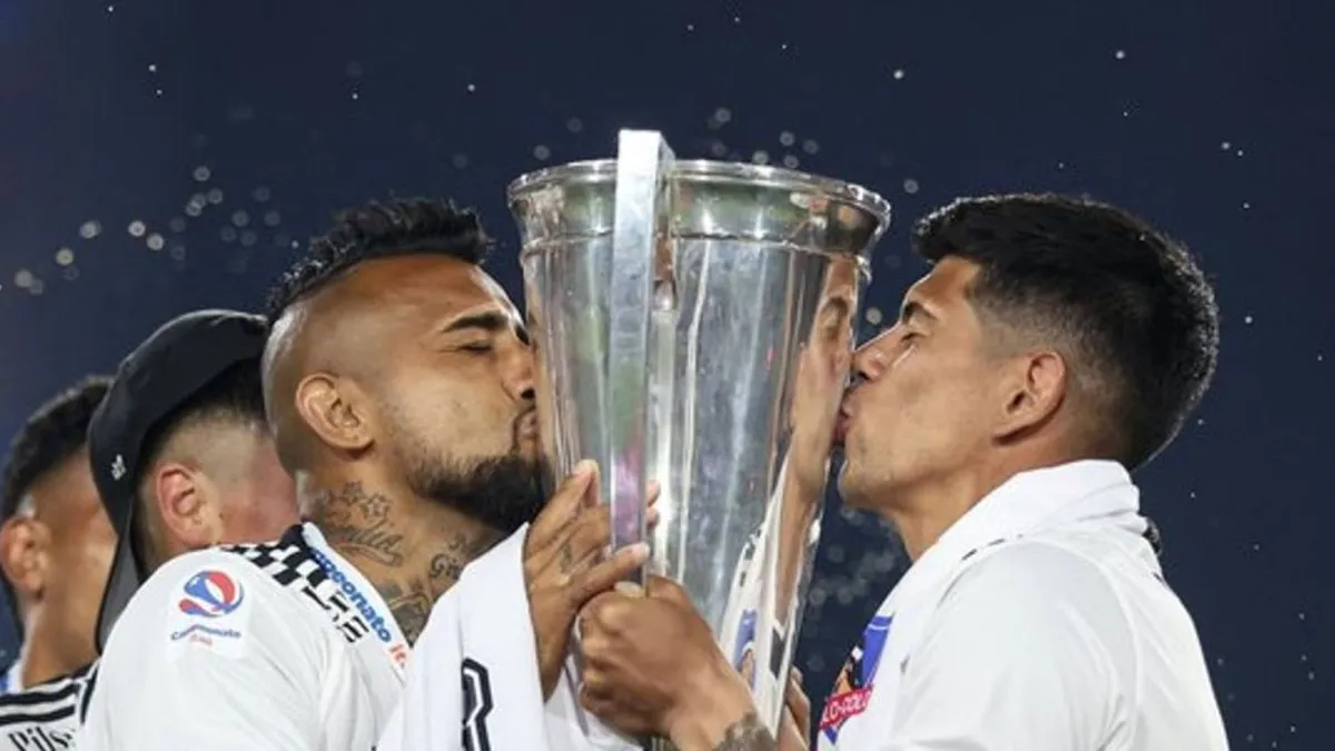 Esteban Pavez se despide de Colo Colo y se une a Alianza Lima tras cuatro años.