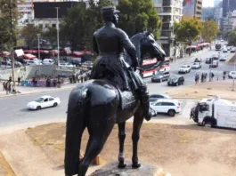 El alcalde Bellolio celebra el regreso de la estatua de Baquedano a Plaza Italia.