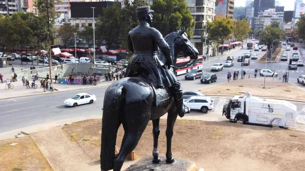 El alcalde Bellolio celebra el regreso de la estatua de Baquedano a Plaza Italia.