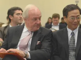 Jorge Heine critica sanciones de EE.UU. y aboga por competencia en comunicaciones en Chile.