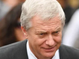 Kast critica ayuda a Cuba; el gobierno defiende apoyo al pueblo cubano.