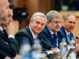 José Antonio Kast critica el feminismo y ambientalismo por fomentar divisiones.