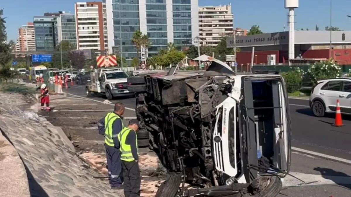 Bus volcado en Las Condes deja tres heridos y genera congestión en la zona.