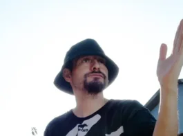 Lenwa Dura enfrenta la presión y el ciberacoso en la industria musical.