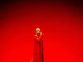 Miguel Bosé brilla en el Movistar Arena con un mensaje de paz y sus grandes éxitos.