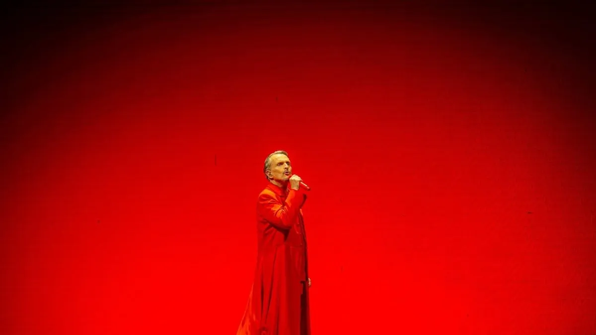 Miguel Bosé brilla en el Movistar Arena con un mensaje de paz y sus grandes éxitos.