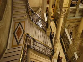 La Municipalidad de Santiago busca defender derechos laborales en juicio de compraventa.