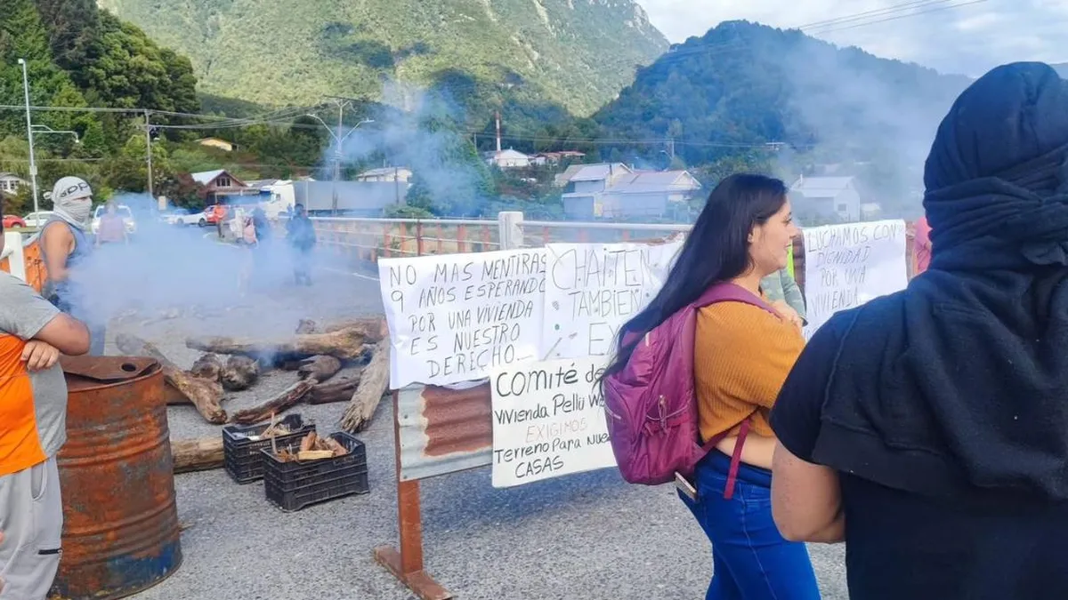 Protesta de Pelluhueche en Chaitén por soluciones habitacionales urgentes.