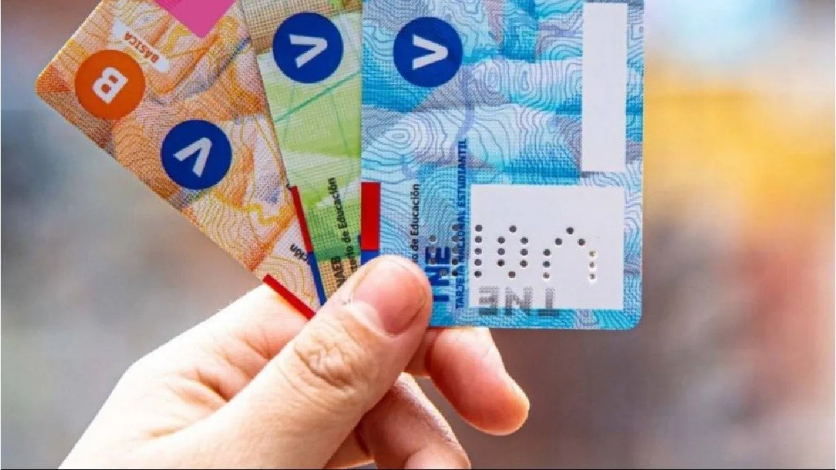 Aumento en el costo del transporte público afecta a estudiantes en la Región Metropolitana.