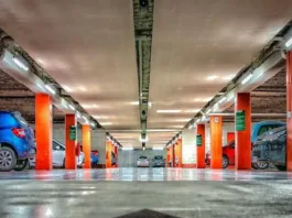 El Juzgado Civil condena a centro comercial por robo en su estacionamiento.