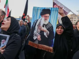 Irán promete venganza tras la muerte de Alí Jamenei en ataques de EE.UU. e Israel.