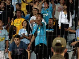 Detención de chileno en Brasil por gestos racistas en un partido de fútbol.