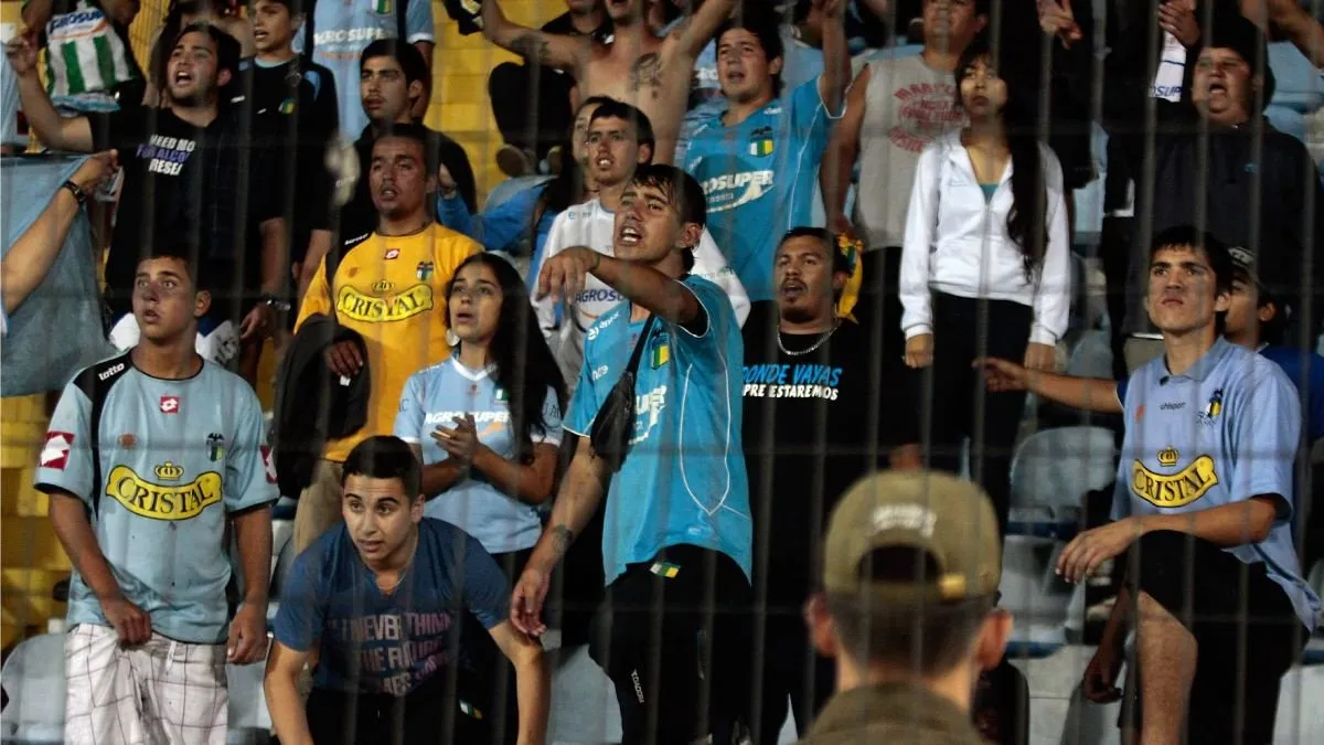 Detención de chileno en Brasil por gestos racistas en un partido de fútbol.