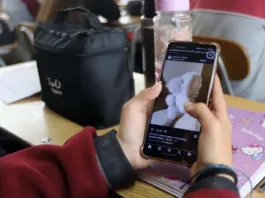 Chile regula el uso de celulares en aulas: colegios deben actualizar reglamentos.
