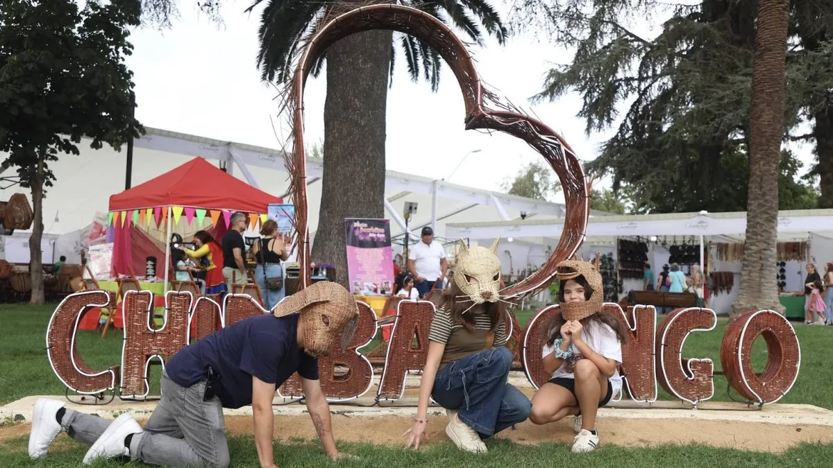 Jóvenes innovan en Expomimbre 2026 con máscaras de animales de mimbre y cultura pop.