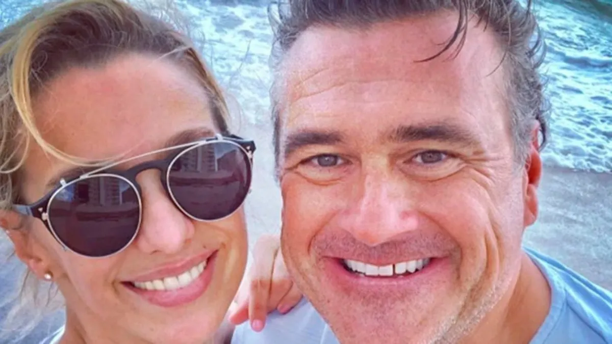 Claudia Schmitd confirma su matrimonio con John Bogdan en Noche de Pirañas. Claudia Schmitd confirma su matrimonio con John Bogdan en Noche de Pirañas.