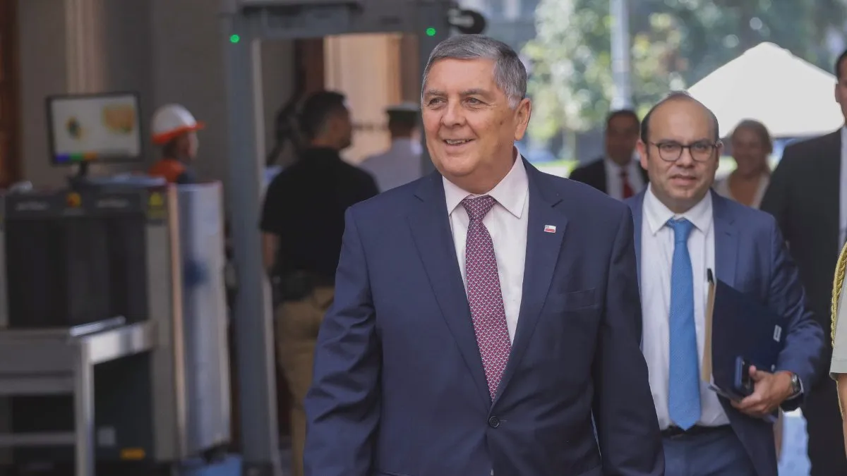 Claudio Alvarado desmiente a Boric sobre el cable chino y falta de información.