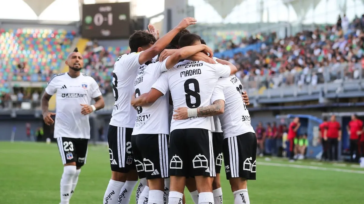 Colo Colo sigue líder tras vencer a Audax; Correa expresa su descontento tras el partido.