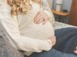 El fuero maternal protege a trabajadoras desde el embarazo hasta un año postnatal.