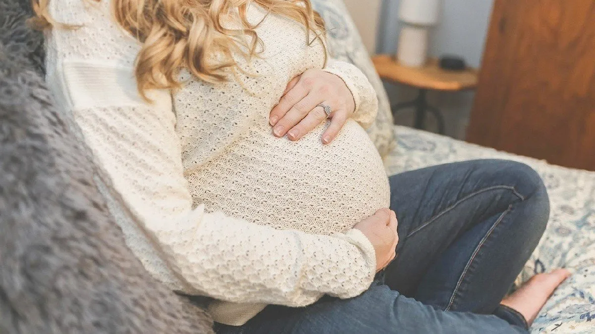 El fuero maternal protege a trabajadoras desde el embarazo hasta un año postnatal.