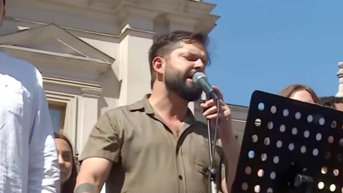 Gabriel Boric se despide en la Plaza de la Constitución