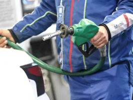 Aumento histórico en combustibles: gasolina sube $370 y diésel $580 por litro.