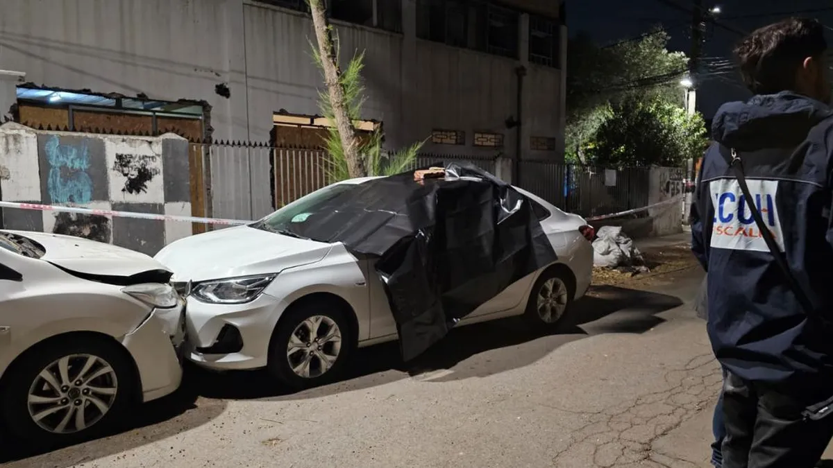 Hombre asesinado a disparos en su vehículo en Independencia; policía investiga.