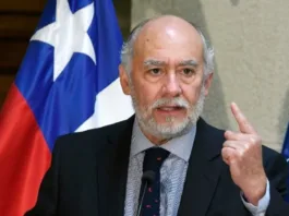 El senador Iván Flores critica la inexperiencia en el traspaso de mando.