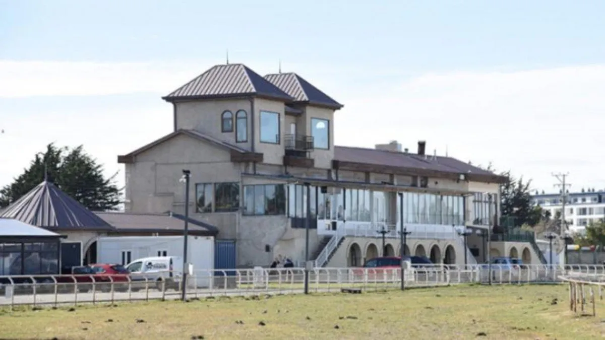 El Ministro Poduje cancela la expropiación del Club Hípico por restricciones fiscales.