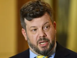 El diputado Kaiser propone despidos sin causa para funcionarios en nueva ley fiscal.